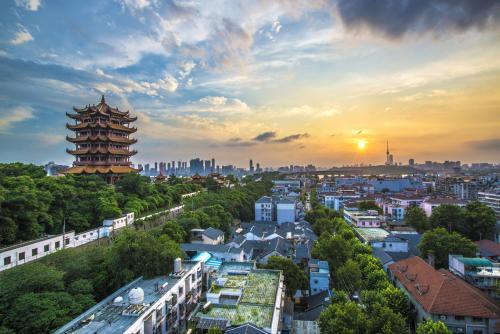 长江之滨的绿色明珠，湖北的历史与现代交融画卷